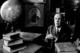Jorge Luis Borges, rodeado de libros y de imágenes de sus ancestros