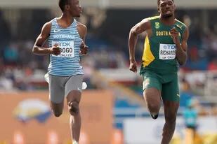 Letsile Tebogo tiene 19 años, es de Botsuana y a 25 metros de la meta se tomó tiempo para mirar a sus rivales de pista