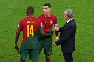 El saludo frío de Cristiano Ronaldo a Fernando Santos tras la victoria de Portugal ante Suiza en octavos de final; el diario Récord develó que antes de ese partido el futbolista discutió con el entrenador y amenazó con dejar la concentración en Qatar 2022