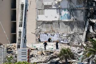 Trabajadores en el los escombros tras la caída del complejo de edificios en Miami