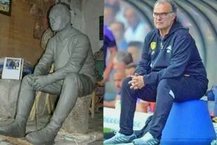 De un lado la estatua que encargó Tony Clark, hincha de Leeds United, del otro Marcelo Bielsa