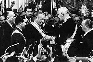 25 de mayo de 1973:  Cámpora, presidente electo, recibe de manos de Lanusse el bastón de mando