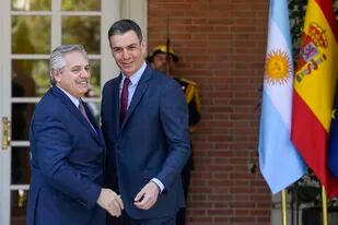 Spain's Prime Minister Pedro Sanchez (R) welcomes Argentina's president Alberto Fernandez upon his arrival at La Moncloa palace in Madrid on May 10, 2022. (Photo by PIERRE-PHILIPPE MARCOU / AFP)