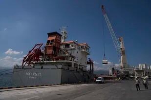 El carguero Polarnet llega al puerto de Derince, en el Golfo de Izmit, Turquía, el lunes 8 de agosto de 2022. (AP Foto/Khalil Hamra)