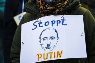 Un cartel que pide detener a Putin durante una macha en defensa de Ucrania en Alemania, Colonia