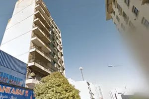 Dos amigas atravesaron un ventanal y una cayó desde el balcón de un edificio en La Plata