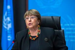 ARCHIVO - La alta comisionada de Naciones Unidas para los Derechos Humanos, Michelle Bachelet, durante una conferencia de prensa en la sede europea de la ONU en Ginebra, Suiza, el 9 de diciembre de 2020. (Martial Trezzini/Keystone via AP, Archivo)