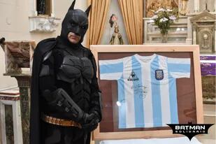 El "Batman solidario" anunció la subasta del artículo, que lleva la firma del fallecido ídolo de la Selección