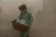 Dejar la escuela y los juguetes: el flagelo del trabajo infantil en los hornos de ladrillo de Afganistán