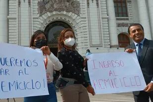 Debido a la insistencia del Congreso de Perú en impedir el ingreso de la prensa para la cobertura de noticias de interés público, periodistas de diversos medios protestan en los exteriores del parlamento
