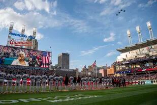 Los Gigantes de San Francisco y los Guardianes de Cleveland escuchan el himno nacional en el juego del viernes 15 de abril de 2022 (AP Foto/David Dermer)