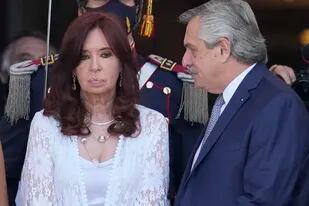 Cristina Kirchner, a la izquierda, y el presidente Alberto Fernández frente al Congreso