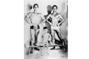 A la izquierda, Antonio Tangona, la Momia de Titanes en el Ring, padre de Daniel Tangona (en el centro de la foto)