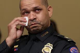 El sargento oficial de policía del Capitolio de EE. UU. Aquilino Gonell se emociona al testificar ante el Comité Selecto de la Cámara que investiga el ataque del 6 de enero al Capitolio de los Estados Unidos