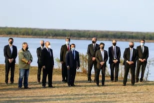 .Fernández con gobernadores en un acto por la hidrovía