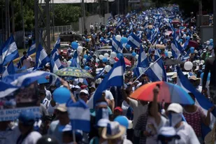 Marchas en Nicaragua con la banderas celeste y blanco