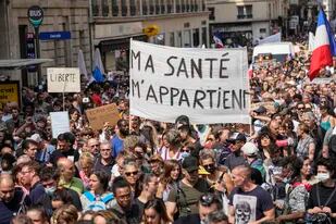 Manifestantes antivacunas desfilan en París para protestar contra las medidas del gobierno francés para combatir el incremento de infecciones con coronavirus