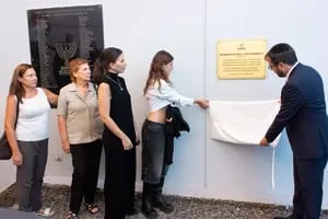Las hijas de Nisman rindieron homenaje a su padre en la AMIA