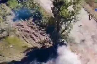 El momento en que un tanque ruso choca contra un árbol