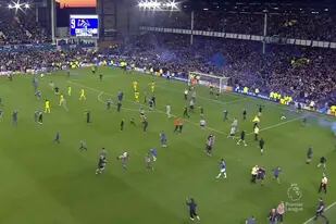 Everton Crystal Palace. Hinchas ingresan al campo de juego al final del partido