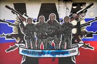 Un mural que representa a mercenarios del Grupo Wagner de Rusia en el que se lee: "Grupo Wagner - caballeros rusos" vandalizado con pintura en una pared de Belgrado, Serbia, el 13 de enero de 2023.