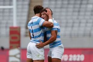 Rodrigo Isgro y Mendy Ignacio se abrazan al final del partido ante Fiji: ahora buscarán el bronce