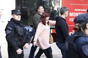 Cristina Kirchner, al salir de su casa al día siguiente del intento de asesinato; adelante suyo, Diego Carbone, el policía que oficia de jefe de la custodia de la vicepresidenta
