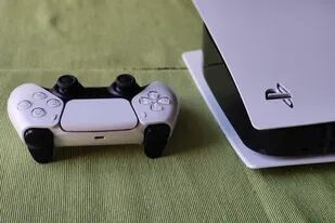 Un mando de PlayStation 5; la consola salió al mercado en noviembre de 2020, y desde entonces siempre ha tenido problemas de stock