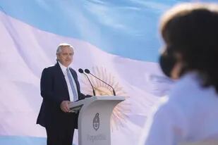 El presidente Alberto Fernández, hoy, en la ceremonia por el Día de la Bandera