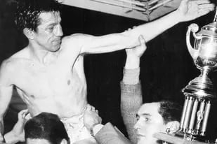 Gloria en 1965: Ringo Bonavena alza al campeón Horacio Accavallo