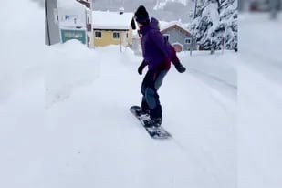 Bendik Gjerdalen aprovechó el temporal de nieve en St. Moritz para hacer snowboarding en las calles