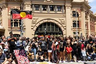 Miles de personas protestan por el "Día de la invasión" durante el feriado del Día de Australia en Sidney, el 26 de enero de 2023