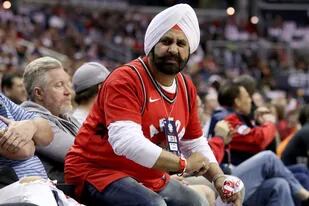 Nav Bhatia, el fanático de los Toronto Raptors