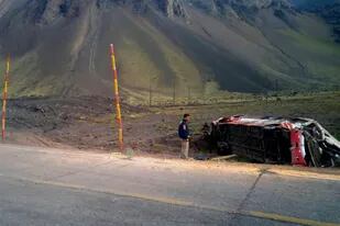 Tres adolescentes murieron y otras 20 resultaron heridas esta madrugada al chocar dos micros en la ruta nacional 7, a la altura de Las Cuevas