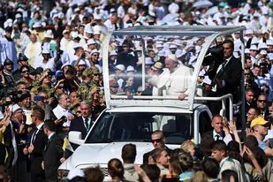 El Papa llega para oficiar la misa que cerró el Congreso Eucarístico en Budapest, Hungría