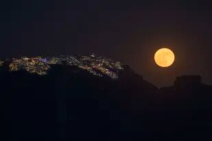 La superluna de Esturión será la última del 2022  (Foto AP/Petros Giannakouris, superluna sobre las Islas Cícladas, Grecia /archivo)