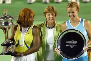 Serena Williams, al conquistar Australia 2005 frente a Lindsay Davenport, junto con Margaret Court en la premiación; está a un título grande de igualar a la australiana.