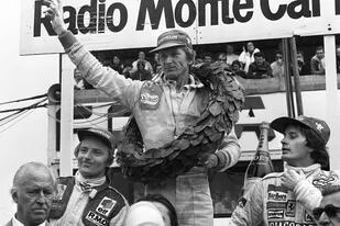 En lo más alto, Jean-Pierre Jabouille celebra el triunfo en el Gran Premio de Francia de 1979; Gilles Villeneuve y René Arnoux acompañan en el podio al parisino, autor del primer triunfo de Renault y de los motores turbo en la Fórmula 1