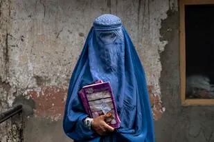 Arefeh, una mujer afgana de 40 años, sale de una escuela clandestina en Kabul