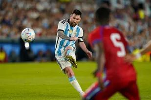 Lionel Messi y su pegada exquisita: la clavó en el ángulo de Panamá y le puso brillo al primer partido como campeón mundial