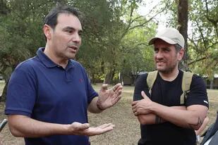 Gustavo Valdés y Juan Cabandié, durante un operativo en Corrientes, ayer