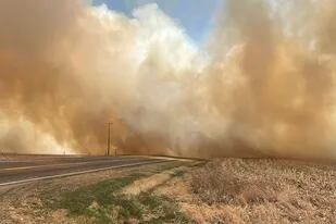 Foto del incendio cerca de Cambridge, Nebraska. Foto suministrada por la Patrulla Estatal de Nebraska.  (Patrulla Estatal de Nebraska via AP)