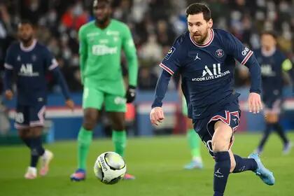 Messi encara con la pelota dominada en el partido frente a Saint-Étienne.