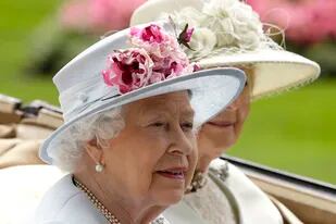 En esta imagen de archivo, la reina Isabel II de Inglaterra, llega a las carreras de caballos de Ascot en un carruaje tirado por caballos acompañada por la princesa Alexandra, en Ascot, Inglaterra, el 20 de junio de 2018. (AP Foto/Tim Ireland, archivo)