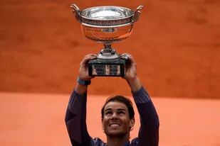 Rafael Nadal encumbrando, en 2019, su decimosegundo trofeo de Roland Garros; este año, en París, el español deberá modificar varias rutinas.