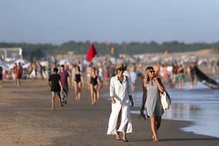 Muchos argentinos suelen veranear en la costa uruguaya en verano