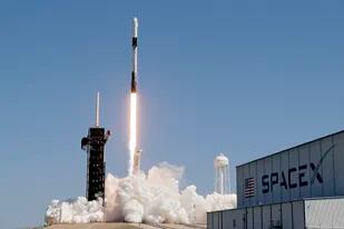 Un cohete Falcon 9 de SpaceX que lleva la cápsula Crew Dragon despega con tres empresarios y un astronauta a bordo desde el complejo de lanzamiento 39A del Centro Espacial Kennedy, el viernes 8 de abril de 2022, en Cabo Cañaveral, Florida. (AP Foto/Chris O'Meara)
