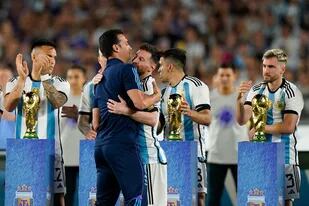 El abrazo entre el director técnico y el capitán: Scaloni y Messi, una de las fórmulas exitosas del seleccionado