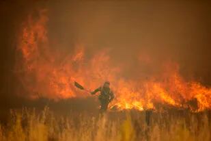 Un bombero combate un incendio forestal en la Sierra de la Culebra, en Zamora, España, el sábado 18 de junio de 2022. (Emilio Fraile/Europa Press vía AP)