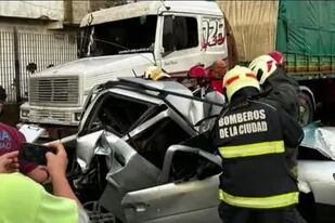 Choque de dos camiones y un auto en la autopista Cámpora